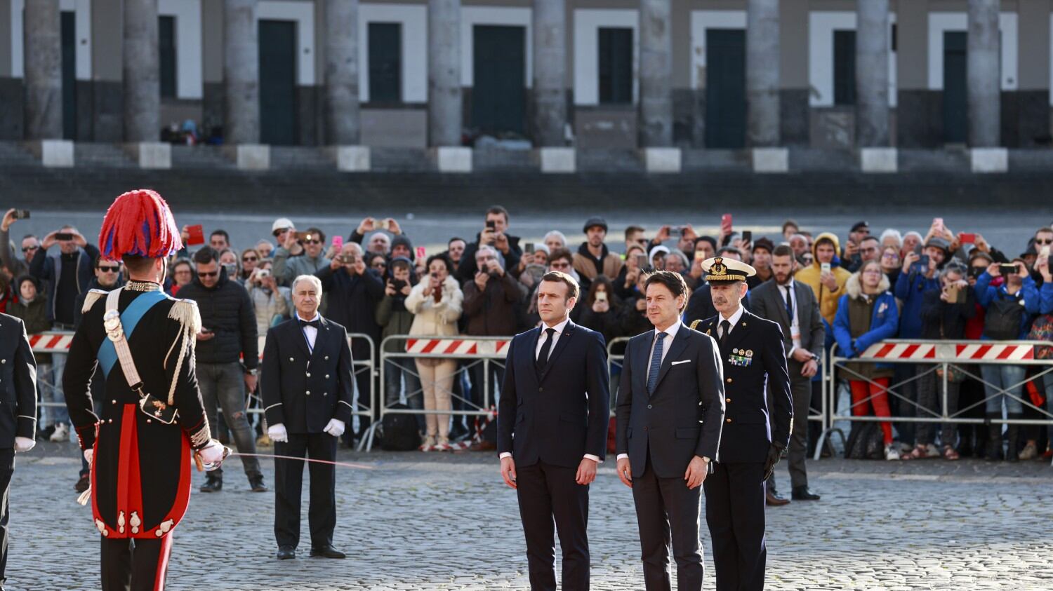 Macron a Napoli tra contestazioni e battute: "Blocco frontiere? No"