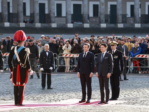 Macron a Napoli tra contestazioni e battute: "Blocco frontiere? No"
