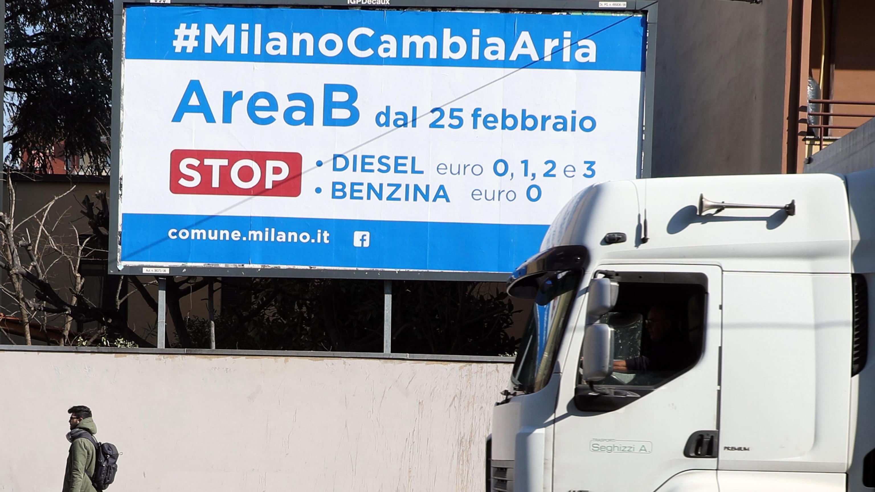 "Milano città per ricchi". Rivolta anti Sala per le auto. Ira della polizia