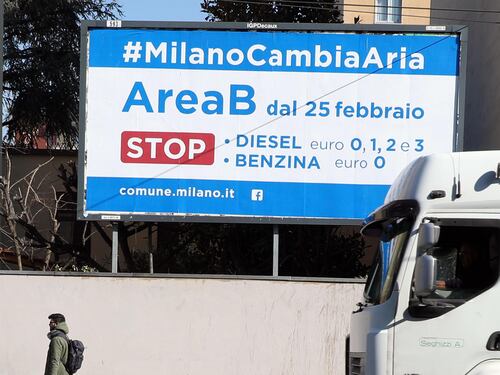 "Milano città per ricchi". Rivolta anti Sala per le auto. Ira della polizia