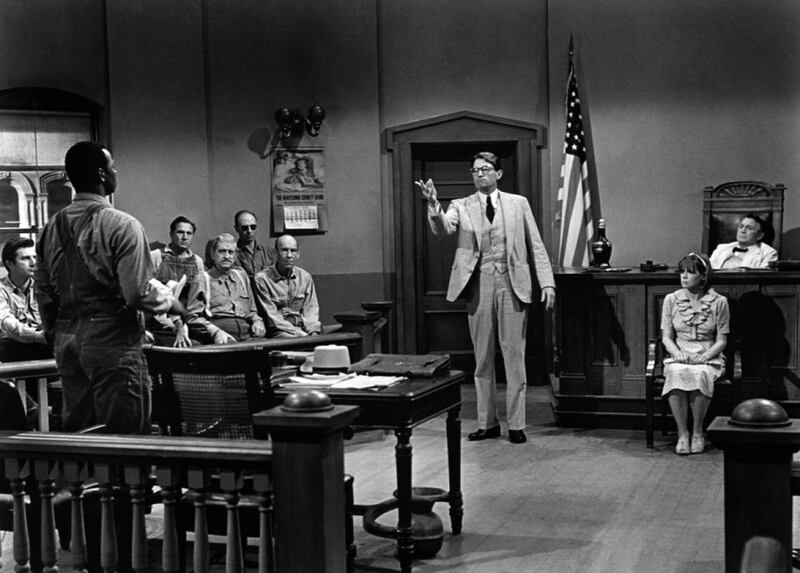 Una scena del film "Il buio oltre la siepe" tratto dal romanzo di Harper Lee