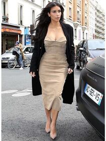 Kim Kardashian, maglietta bagnata senza reggiseno 50