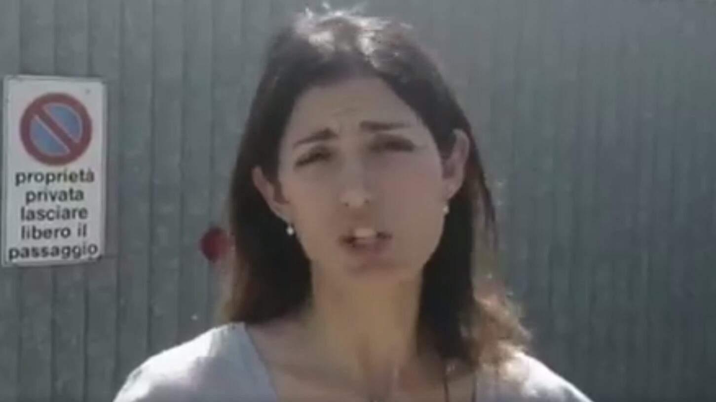 Rifiuti, gaffe della Raggi: "L'impianto è fermo". Ma va nel posto sbagliato