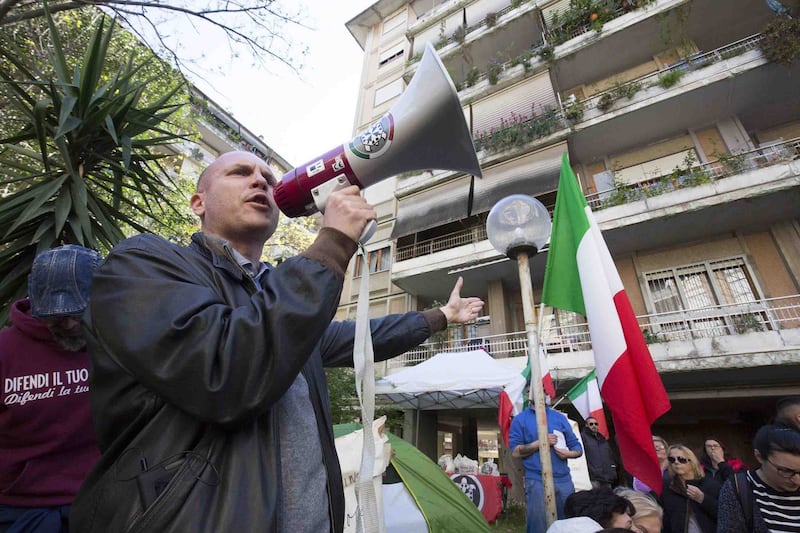Casal Bruciato, residenti in protesta: "Le case prima agli italiani" 8