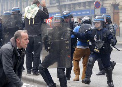 Scontri al corteo a Parigi 7