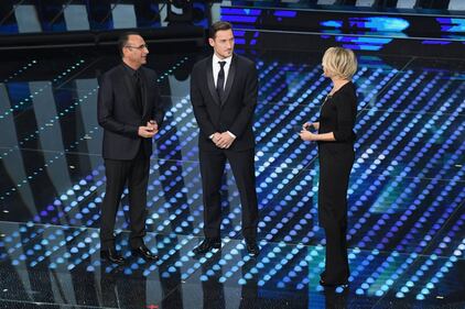 Sanremo 2017, Maria De Filippi e il bacio agli ospiti 6
