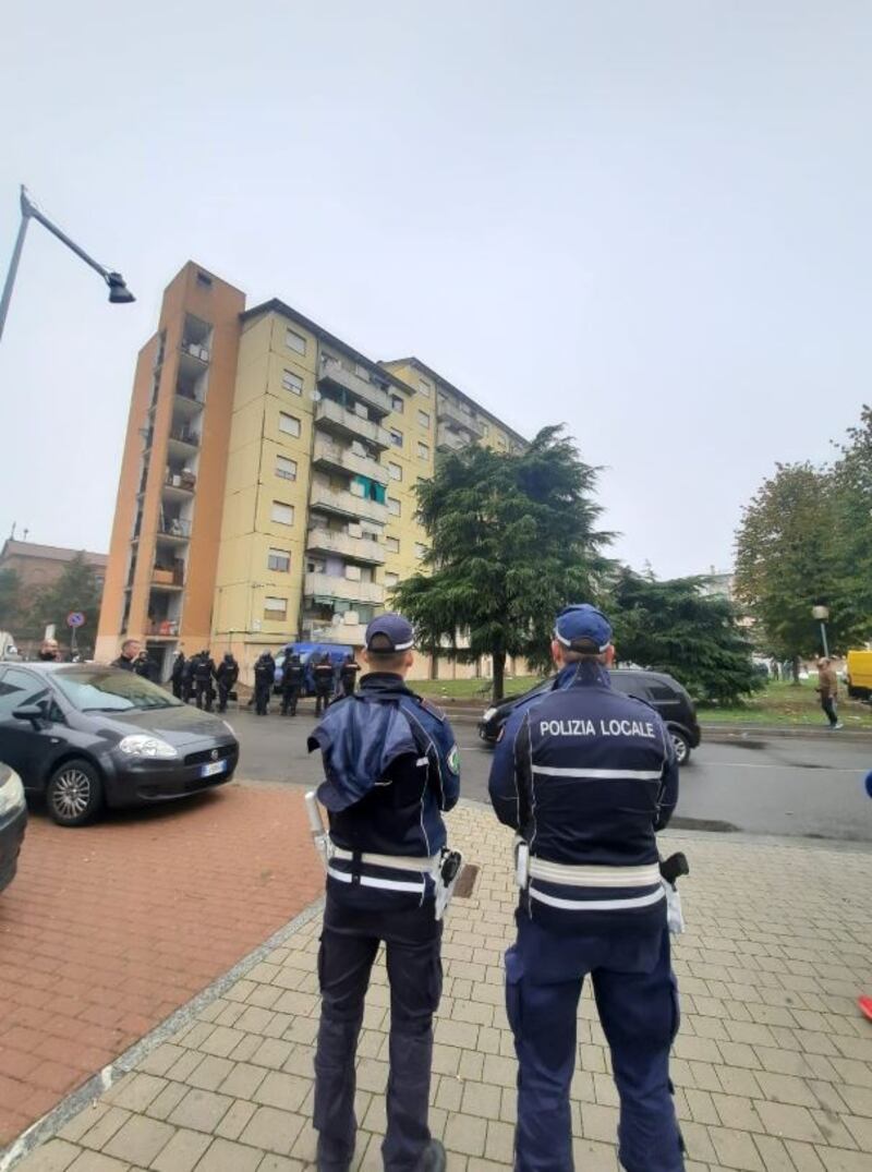 L'operazione della polizia in via Bolla  a Milano 8