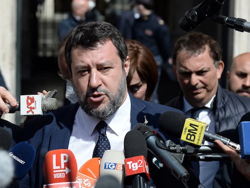 E in Italia si litiga. La Lega dice no all'allargamento. Fi: "Niente veti"