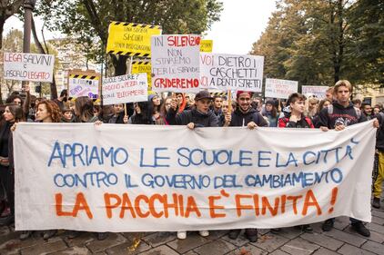 Manifestazione contro il governo: slogan e striscioni degli studenti di Torino 11