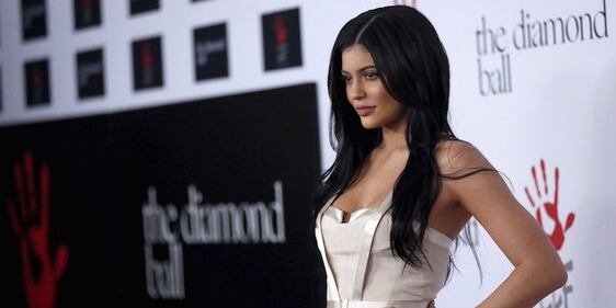 Kylie Jenner, scollatura hot alla serata taco 12
