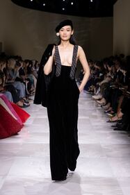 Armani veste le donne di perle e per i suoi 90 anni si regala uno storico palazzo nel cuore di Parigi 7