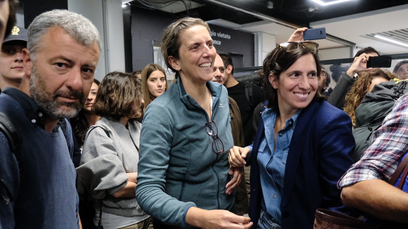 I rivoluzionari con la scorta di Stato