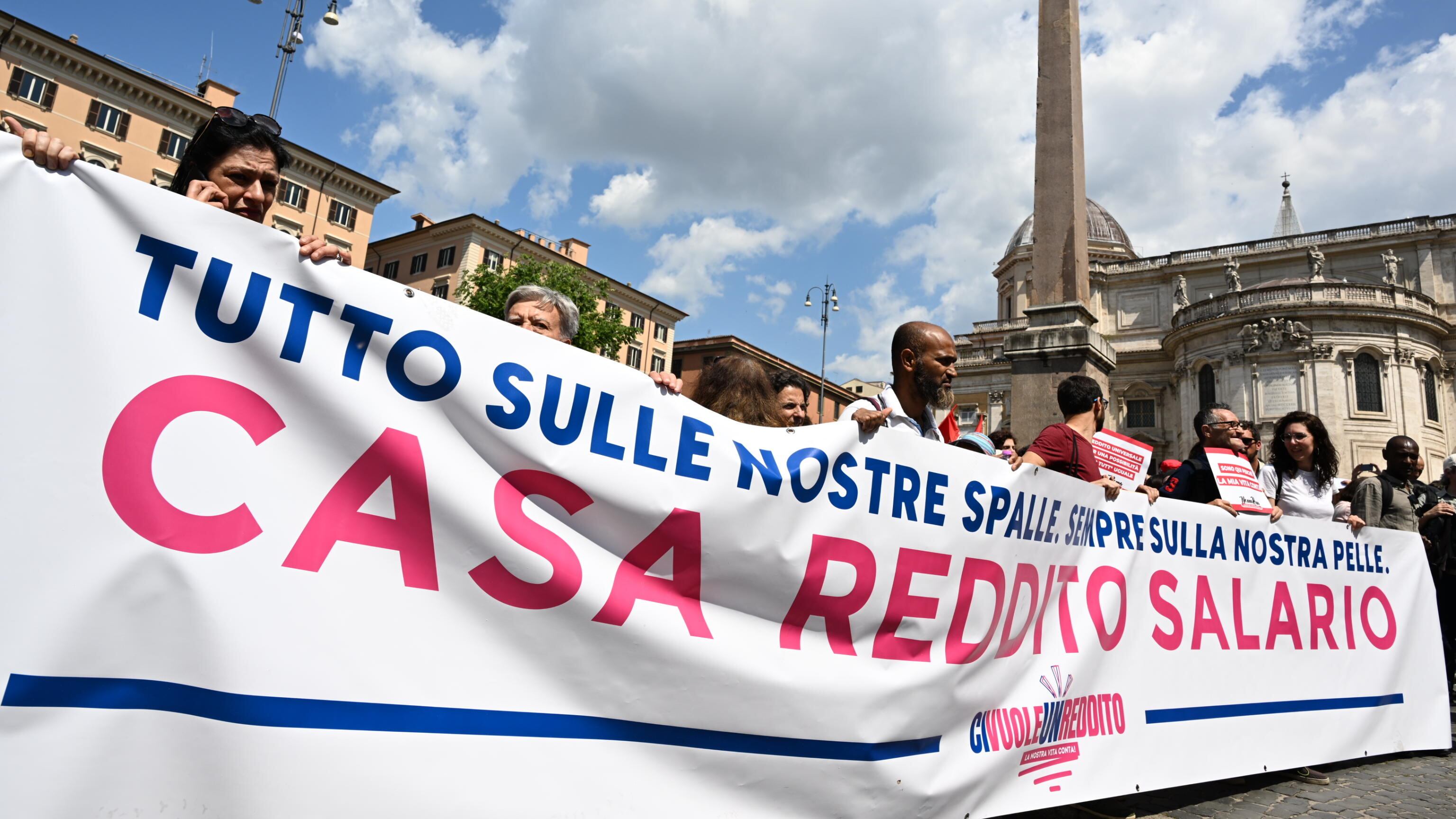 Grillini (e sinistra) in piazza a difesa dei sussidi. Folklore e minacce: "Mai più senza il reddito"