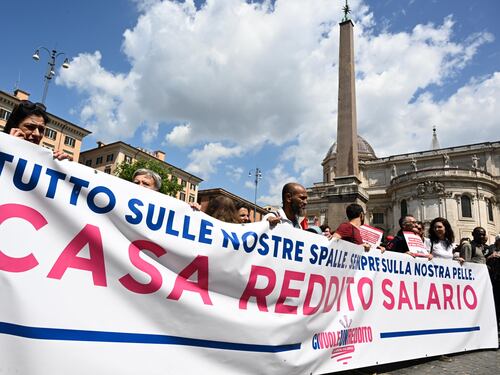 Grillini (e sinistra) in piazza a difesa dei sussidi. Folklore e minacce: "Mai più senza il reddito"