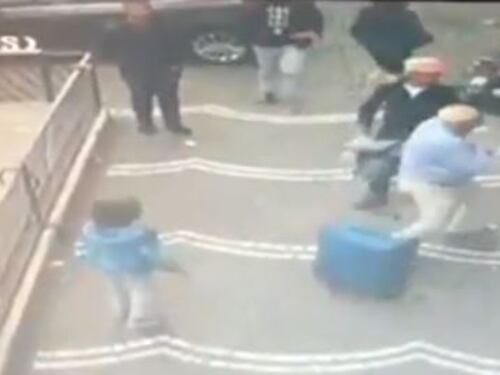 Napoli, il gioco di prestigio e il turista si trova senza portafogli e valigia