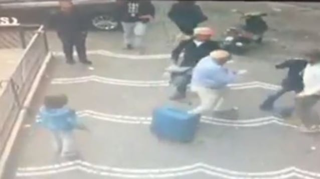 Napoli, il gioco di prestigio e il turista si trova senza portafogli e valigia