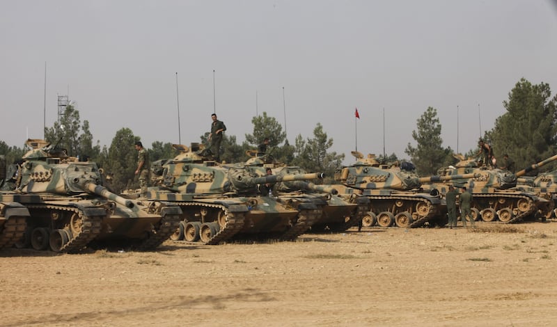 I carri armati turchi penetrano in Siria 9