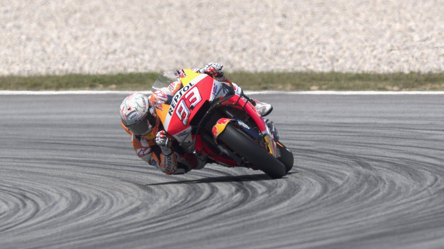 Motogp, Marquez vince a Montmelò. Lorenzo ne fa fuori tre