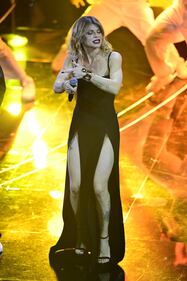 Sanremo 2024: ecco il look della quarta serata del Festival di Alessandra Amoroso 7