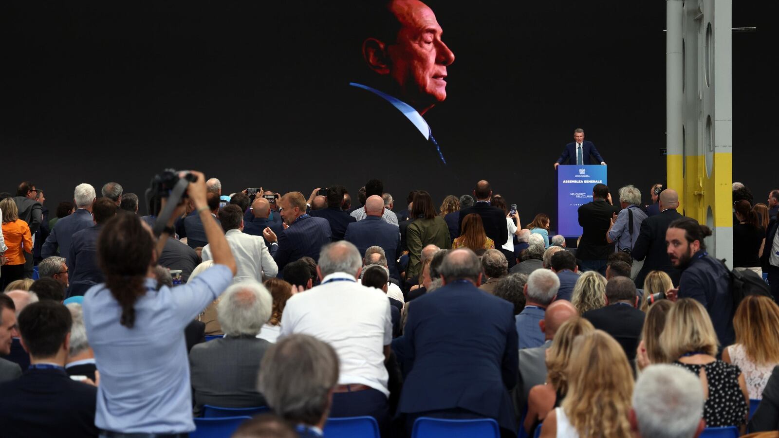 La standing ovation per Berlusconi alla convention di Assolombarda