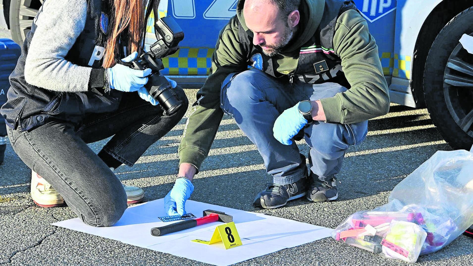 Prende a martellate due agenti. Mattina di follia in autostrada