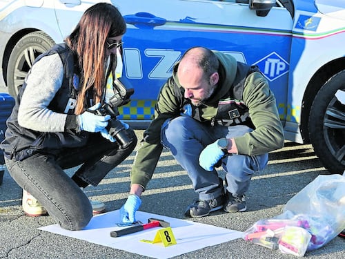 Prende a martellate due agenti. Mattina di follia in autostrada