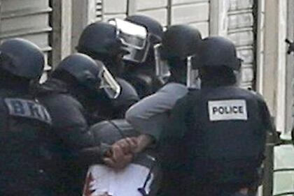 Parigi, terrorista arrestato e denudato 2