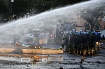 Roma, tensioni durante lo sgombero dei migranti abusivi 5