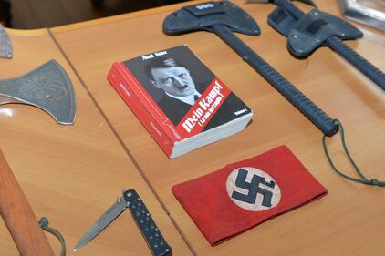 Naziskin, l'arsenale trovato nella sede di Varese 12