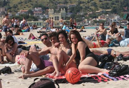 Voglia di mare: a Ostia si torna già in spiaggia 2