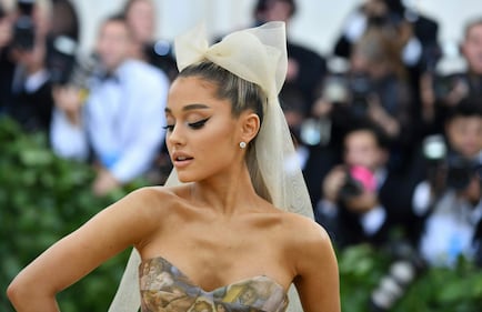 Met Gala 18, Miley Cyrus e la scollatura hot 6