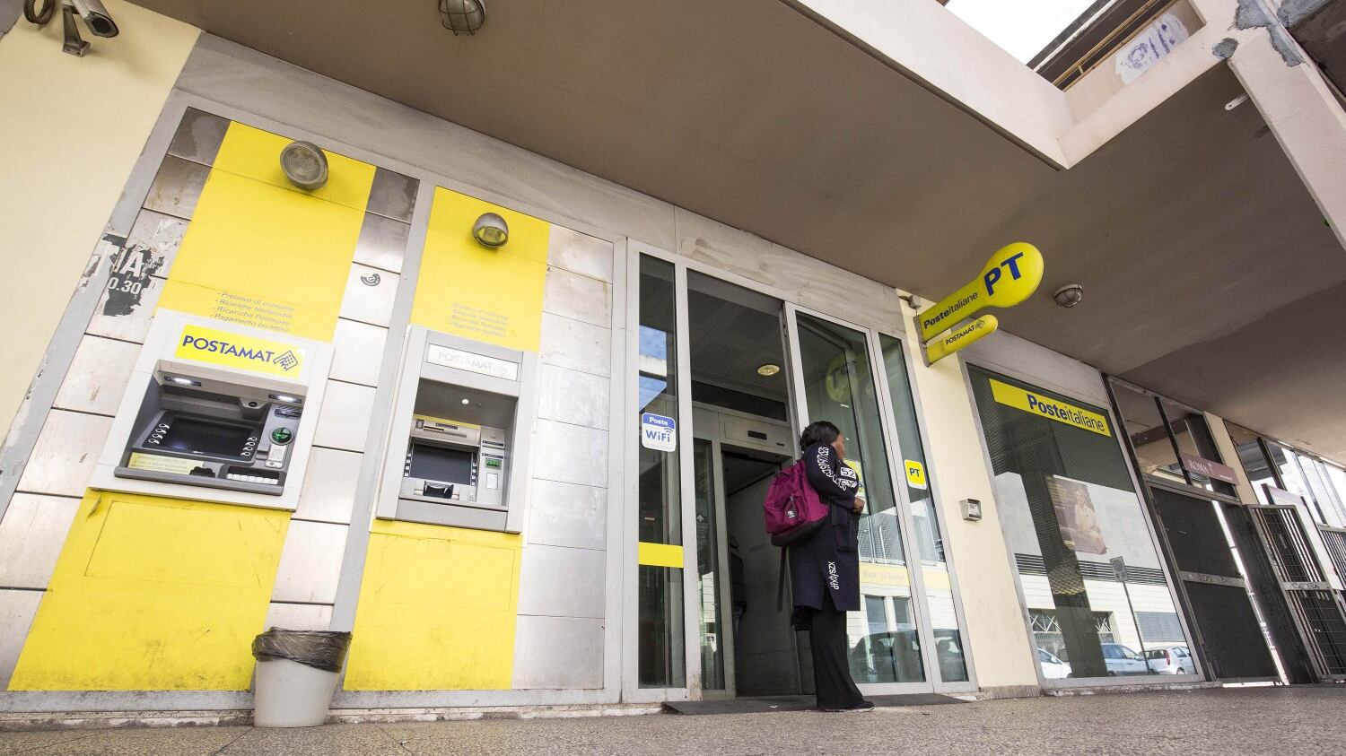Poste, meno utili ma piano procede