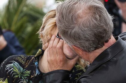 Bacio saffico al Festival di Cannes tra Valeria Bruni Tedesci e Juliette Binoche 3