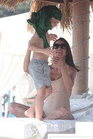 Claudia Galanti e i figli in spiaggia a Marina Di Pietrasanta 18