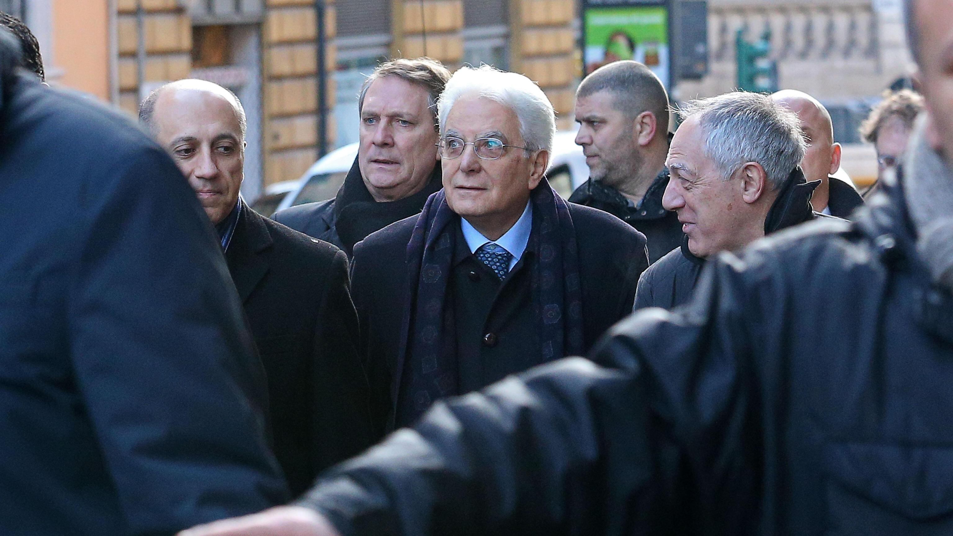 Messa, lavoro e low-profile. Il primo giorno di Mattarella