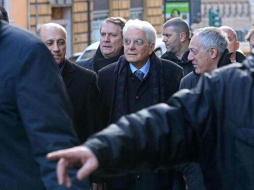 Messa, lavoro e low-profile. Il primo giorno di Mattarella