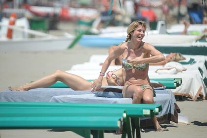 Deborah Roversi, relax e sorrisi a Forte dei Marmi 18