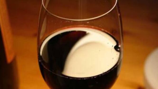 Vino adulterato, quattro aziende sequestrate nel Salento