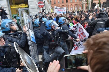 Scontri tra studenti e forze dell'ordine alla Statale di Milano 1