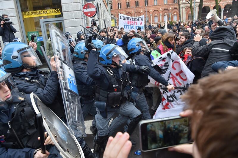 Scontri tra studenti e forze dell'ordine alla Statale di Milano 1