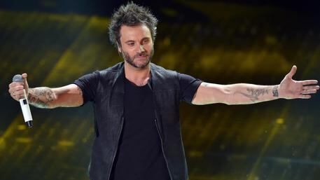 La confessione choc di Nek: "Martina non è mia figlia"
