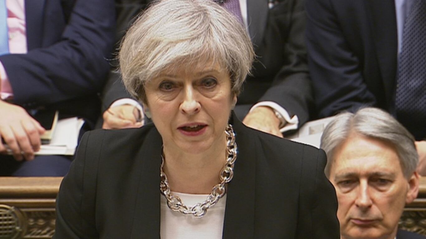 Attacco Londra, polemiche sulla May: "Ha abbassato l'allerta"