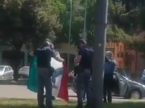 Liberazione, bandiera Salò sventola davanti allo stadio: polemiche