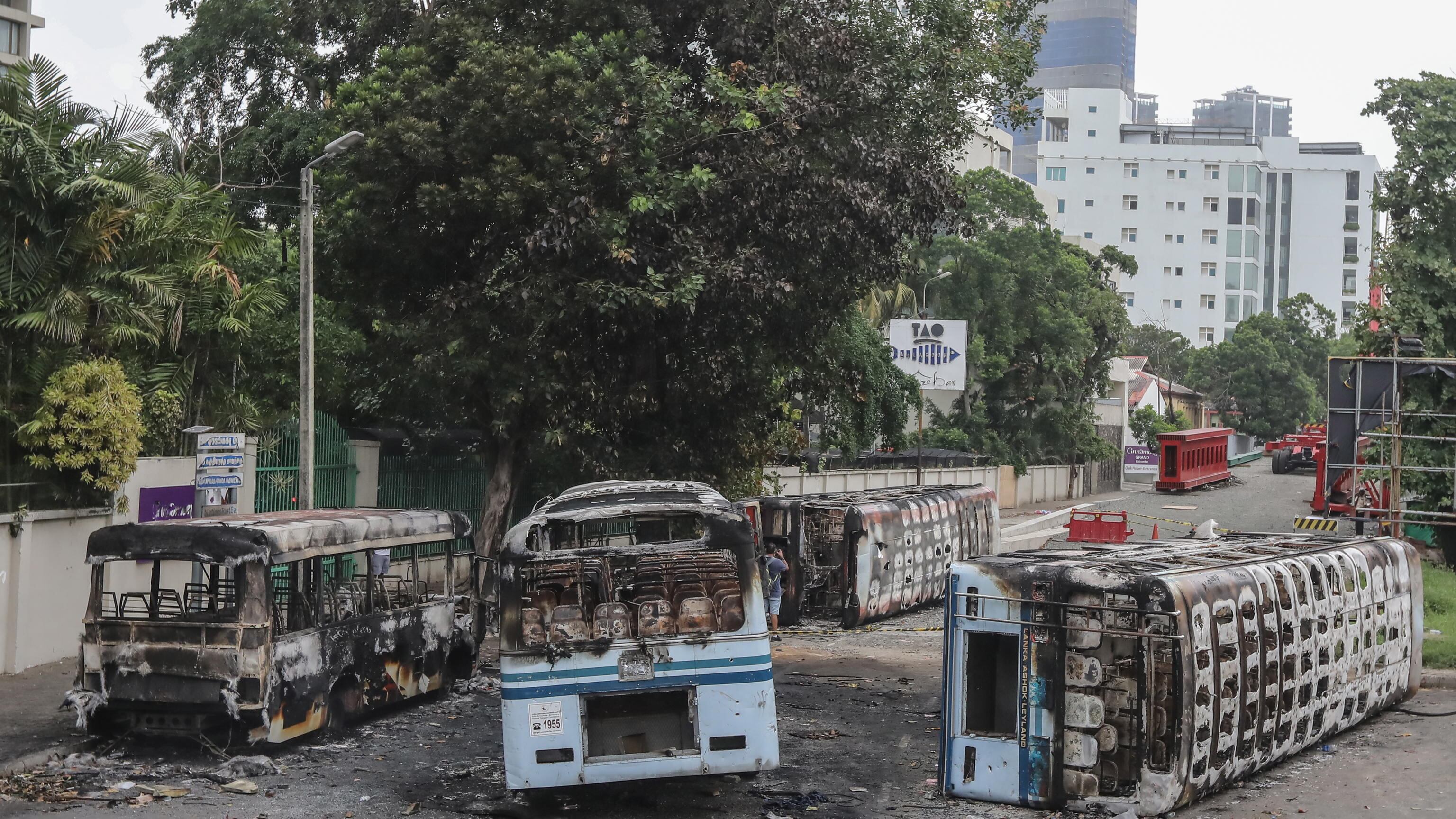 Sri Lanka in fiamme tra rivolte e violenze: assalto al palazzo del premier dimissionario