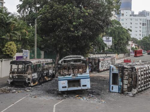 Sri Lanka in fiamme tra rivolte e violenze: assalto al palazzo del premier dimissionario