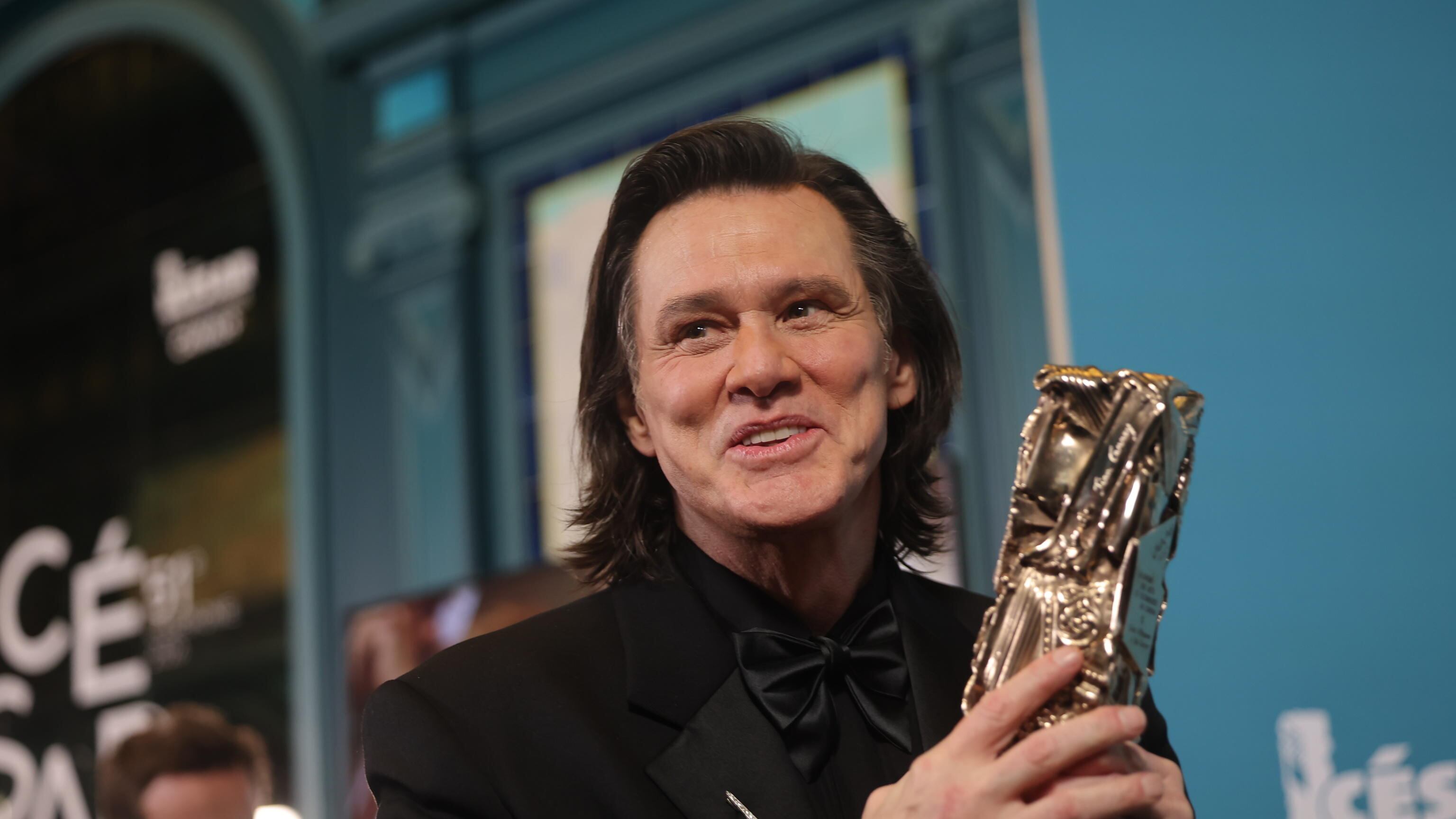 Il mondo è in guerra e milioni di persone discutono ancora sul sosia di Jim Carrey