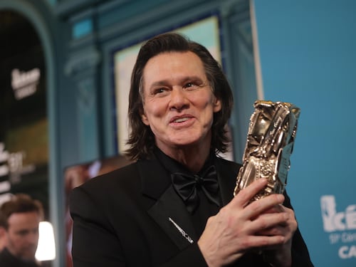 Il mondo è in guerra e milioni di persone discutono ancora sul sosia di Jim Carrey