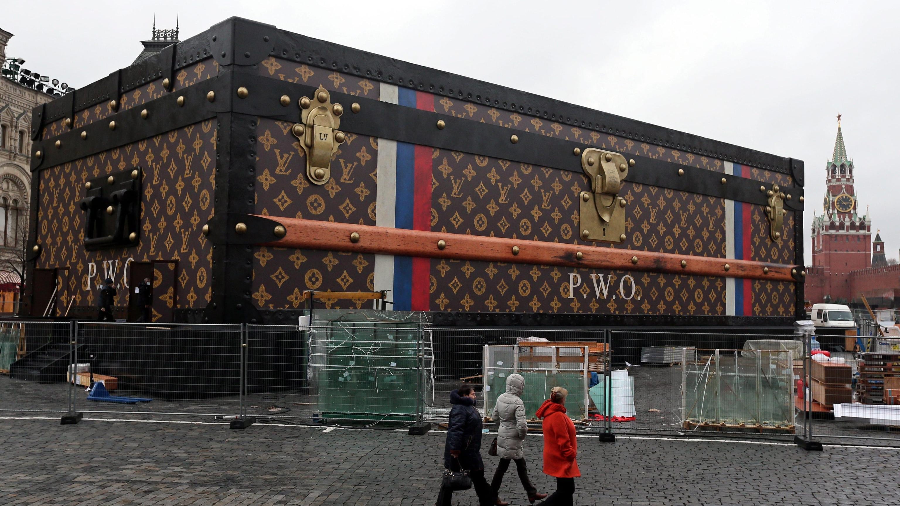 La maxi-valigia Louis Vuitton nella piazza Rossa di Mosca fa infuriare i comunisti russi