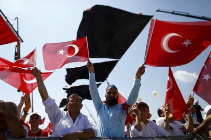 Folla immensa a Istanbul per la manifestazione anti-golpista 15