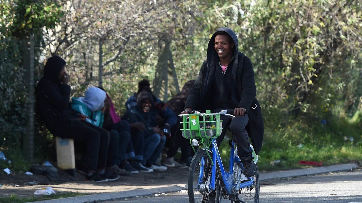 Migrante fermato dalla polizia: "Dove hai rubato la bici?" Ma era la sua